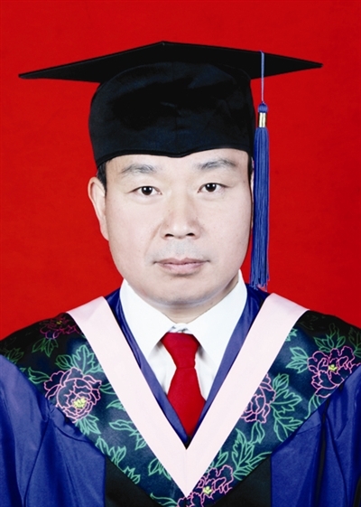 山西省浑源人,1998年于中国科学院兰州沙漠研究所获硕士学位,2001年于