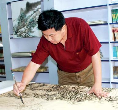 王一鸣(文化人物)河南开封市人,城市山水画画家,中国美术协会会员