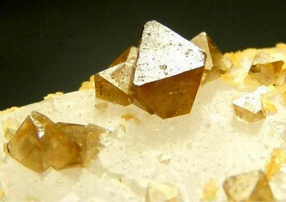 白钨矿(化学 钨酸盐|钼酸盐)白钨矿,化学方程式:ca[wo4]晶体常呈近于