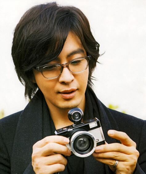 裴勇俊饰演姜俊尚/李民亨 钢琴演奏家姜美喜和金振宇的儿子.