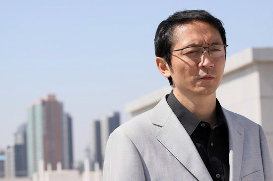 ①安泽豪饰演的角色在该剧中面临着巨大的感情戏挑战,因此,在拍戏之余