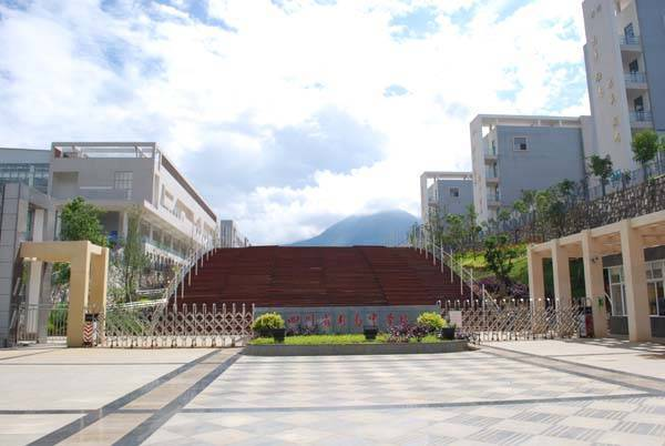 米易中学(学校)四川省米易中学校位于现代化钢铁工业城市攀枝花市的