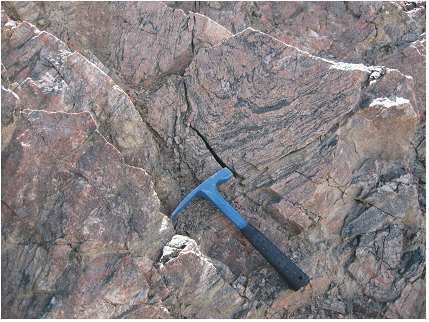 侵入体(地质学)侵入体(intrusive body)是由侵入岩构成的火成岩体称为