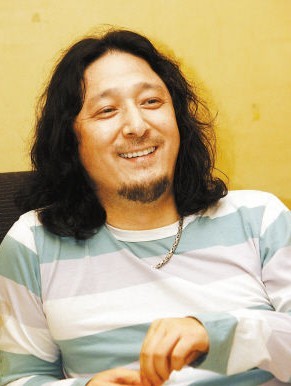 三宝(歌手)三宝,男,本名那日松,1968年6月出生在一个音乐世家