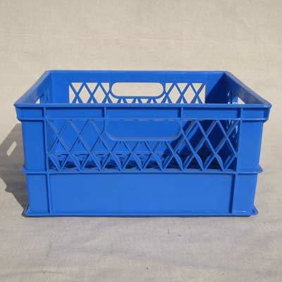 好的小盒牛奶或者袋装牛奶的一种纸质箱子,也有塑料制箱子和铁制箱子