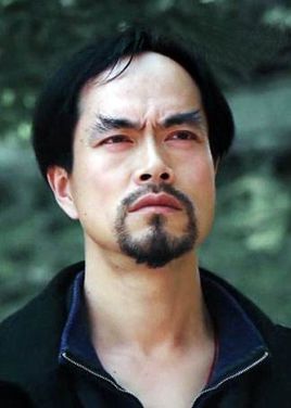 与梦想相撞之时,他们该何去何从,剧中的王飞本打算离开横店放弃梦想