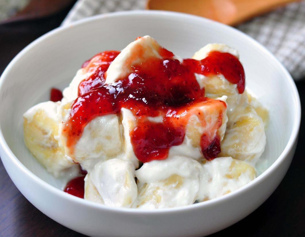 酸奶香蕉配草莓果酱 (食谱)