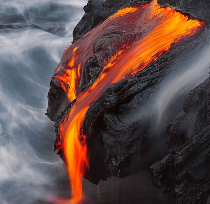 熔岩(地质学)熔岩,是已经熔化的岩石,以高温液体呈现,常见于火山出口