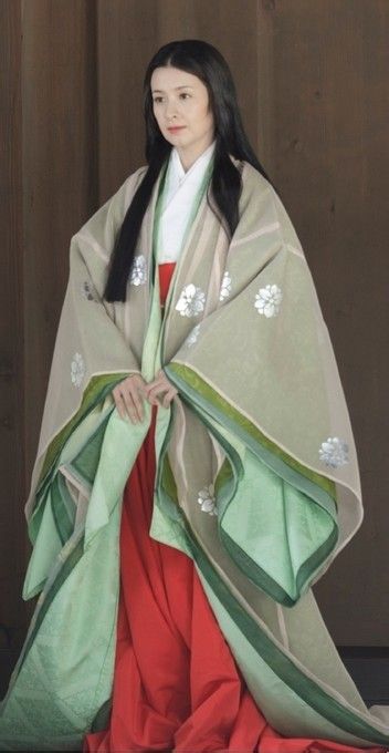 单衣,裲装(日文写作「裲姿」)是一种较为简便的衣式,它省略了唐衣和裳