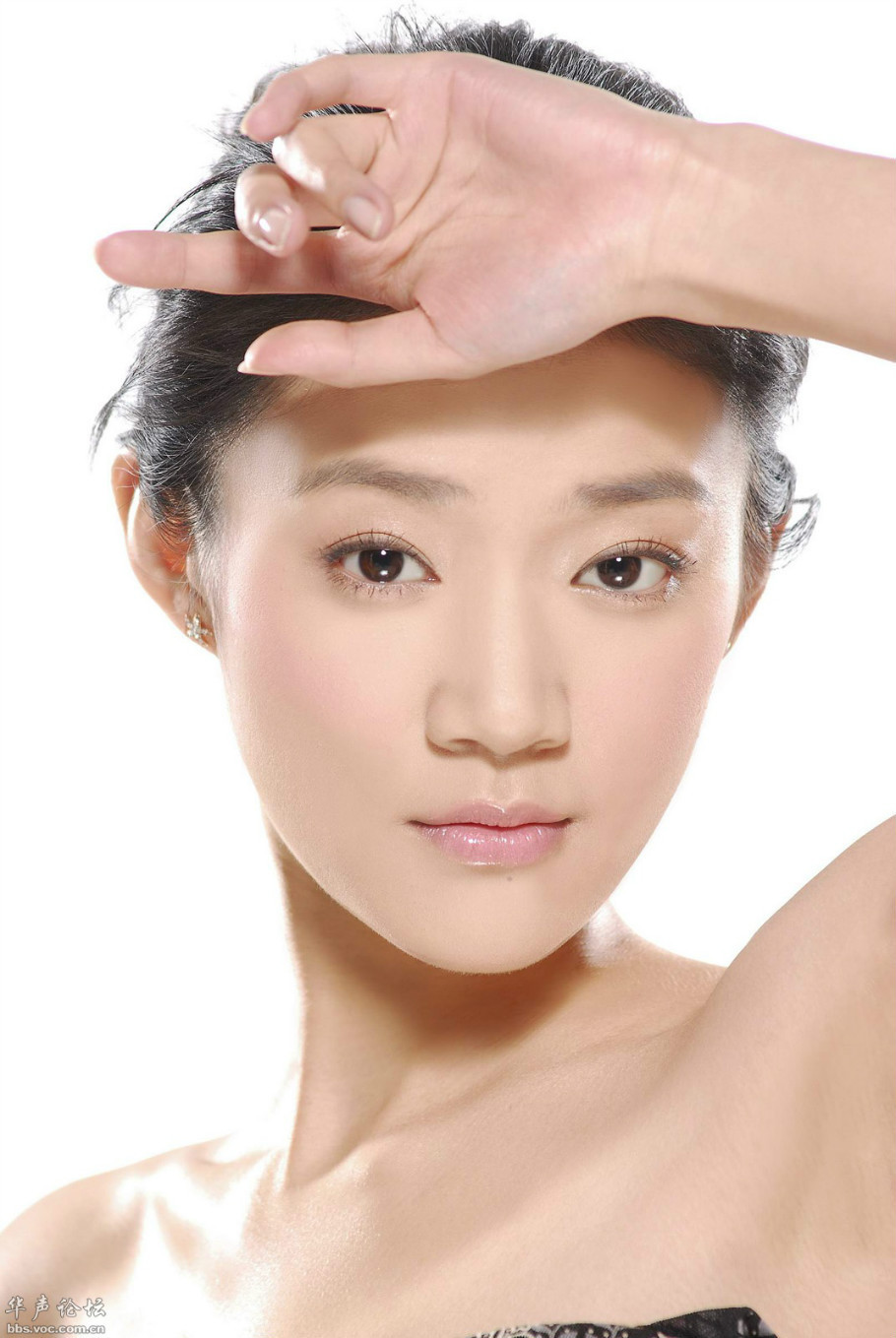 毕业于中央戏剧学院表演系本科班,因出演《奋斗》中瑶瑶一角而被观众