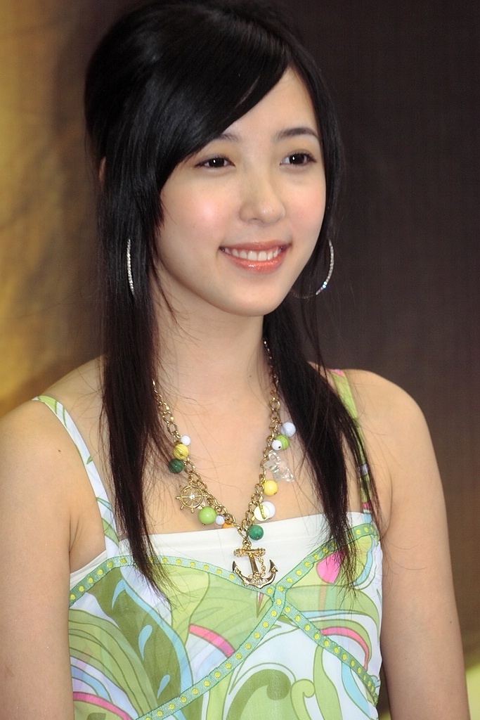 蔡宜臻(演员)蔡颐榛,本名蔡宜臻,艺名五熊,1987年8月23日出生于台湾