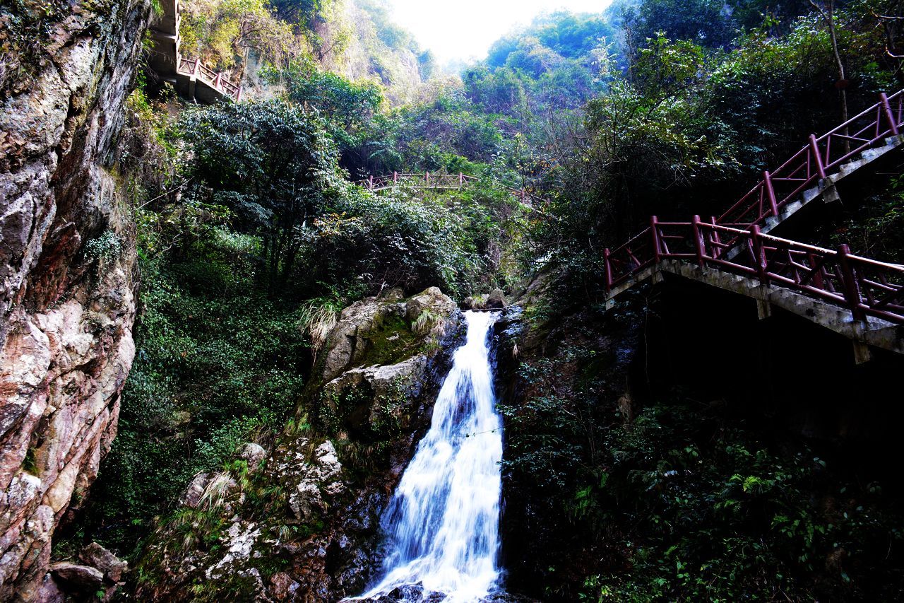 松瀑山(山脉)赤岸东朱乔岳的双峰山,位处浙江中心点,称为浙江轴心.