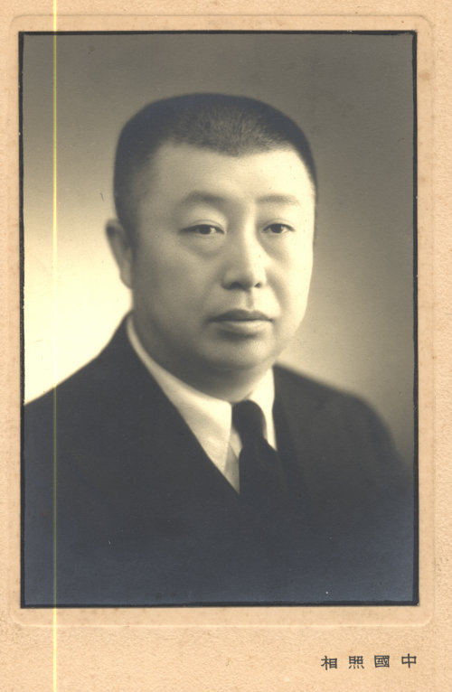 吉林扶余人.1912年考入吉林政法专门学校.