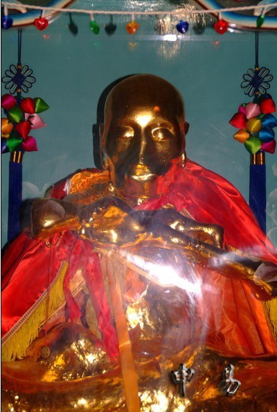 海玉(宗教人物)在九华山百岁宫中,供奉着一位五百多年前的肉身菩萨.