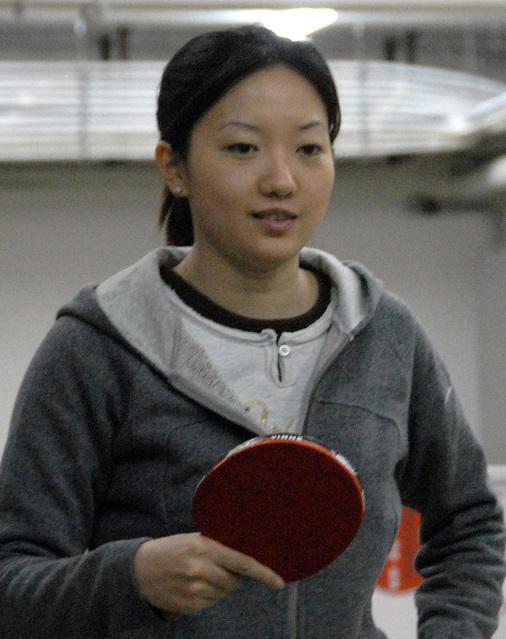 李佳薇(体育人物)李佳薇,新加坡女子乒乓球队运动员,1990年进入北京什