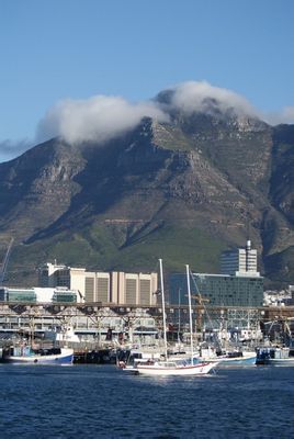 桌山(景点|海湾)桌山(英语:tablemountain,阿非利堪斯语:tafelberg)意