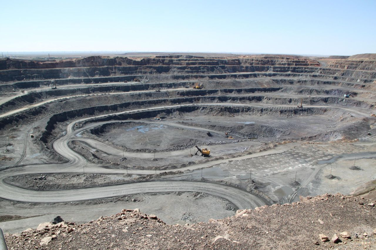 铁矿赋存于中元古界白云鄂博群,矿体直接围岩为变质白云岩(有人认为