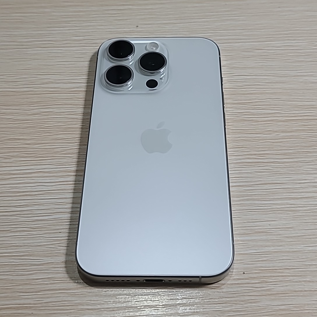 苹果【iPhone 15 Pro】5G全网通 白色钛金属 256G 国行 99新 